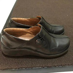 5.5 Women's clark's Un.Loop 2 walk black leather loafer. - USED CLARKS